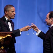 Obama y Hollande brindan en la cena de gala
