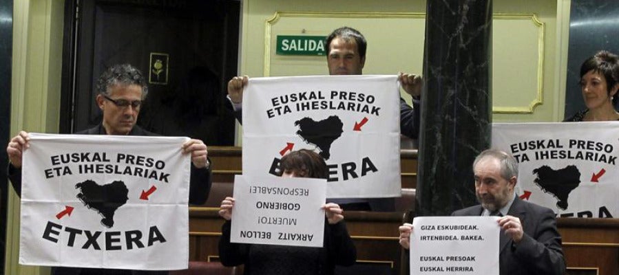 Diputados de Amaiur piden el acercamiento de presos de ETA al País Vasco Diputados de Amaiur piden el acercamiento de presos de ETA al País Vasco