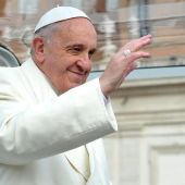 El Papa Francisco saluda a quienes se han acercado a El Vaticano