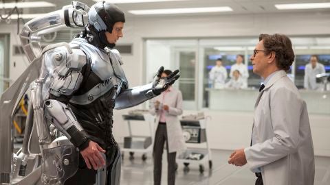 Joel Kinnaman como 'Robocop' y Gary Oldman como el Dr. Dennett Norton