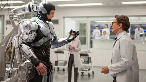 Joel Kinnaman como 'Robocop' y Gary Oldman como el Dr. Dennett Norton Joel Kinnaman como 'Robocop' y Gary Oldman como el Dr. Dennett Norton