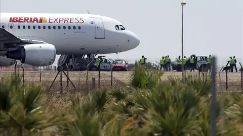 Avión de Iberia Express en la pista de un aeropuerto