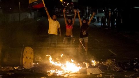 Cientos de j&oacute;venes cortan las autov&iacute;as de Venezuela