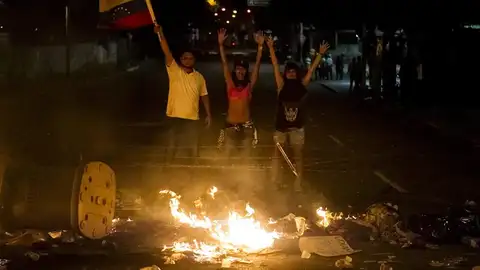 Cientos de jóvenes cortan las autovías de Venezuela Cientos de jóvenes cortan las autovías de Venezuela