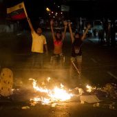 Cientos de jóvenes cortan las autovías de Venezuela