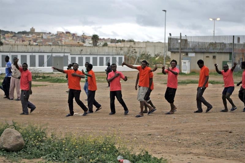 Así aconsejan las mafias a los inmigrantes que llegan a Ceuta y Melilla Así aconsejan las mafias a los inmigrantes que llegan a Ceuta y Melilla