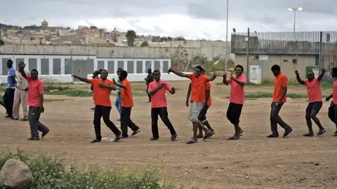 Grupo de inmigrantes en Melilla. Grupo de inmigrantes en Melilla.