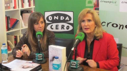 Nieves Herrero presentando "Lo que escondian sus ojos" en la libreria Cronopios