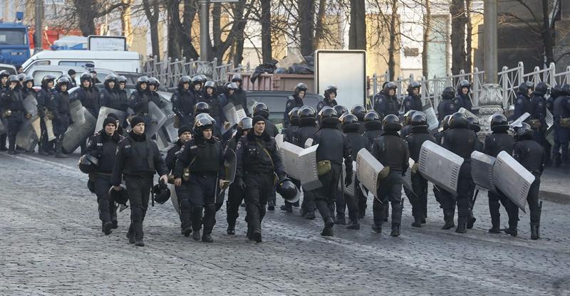 Enfrentamientos entre manifestantes y antidisturbios en Kiev por cercar el Parlamento Enfrentamientos entre manifestantes y antidisturbios en Kiev por cercar el Parlamento