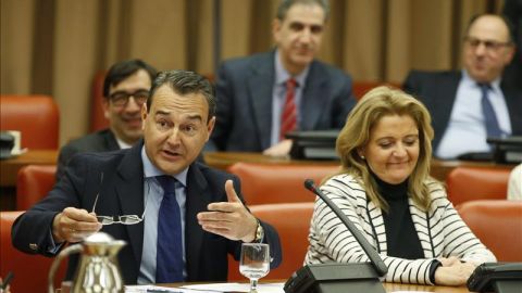 Los diputos del PP, Agust&iacute;n Conde y Mar&iacute;a Jes&uacute;s Bonilla, durante el debate de la reforma del Estatuto de Castilla-La Mancha.