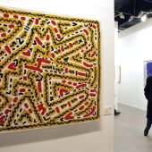 Un hombre pasa ante la obra "Untitlet" de Keith Haring que se podrá contemplar en ARCO
