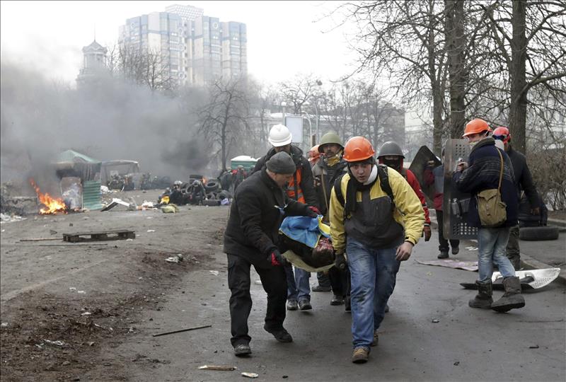Los médicos hablan de más de cien muertos tras la tregua en Kiev Los médicos hablan de más de cien muertos tras la tregua en Kiev
