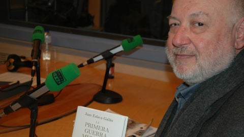 Juan Eslava Gal&aacute;n, escritor
