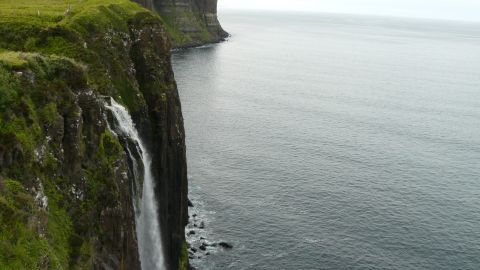 Cascada de Kilt Rock en Escocia