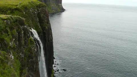 Cascada de Kilt Rock en Escocia Cascada de Kilt Rock en Escocia