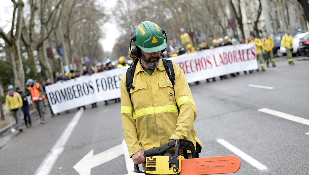 "Marcha de fuego" contra la precariedad laboral de los bomberos forestales
