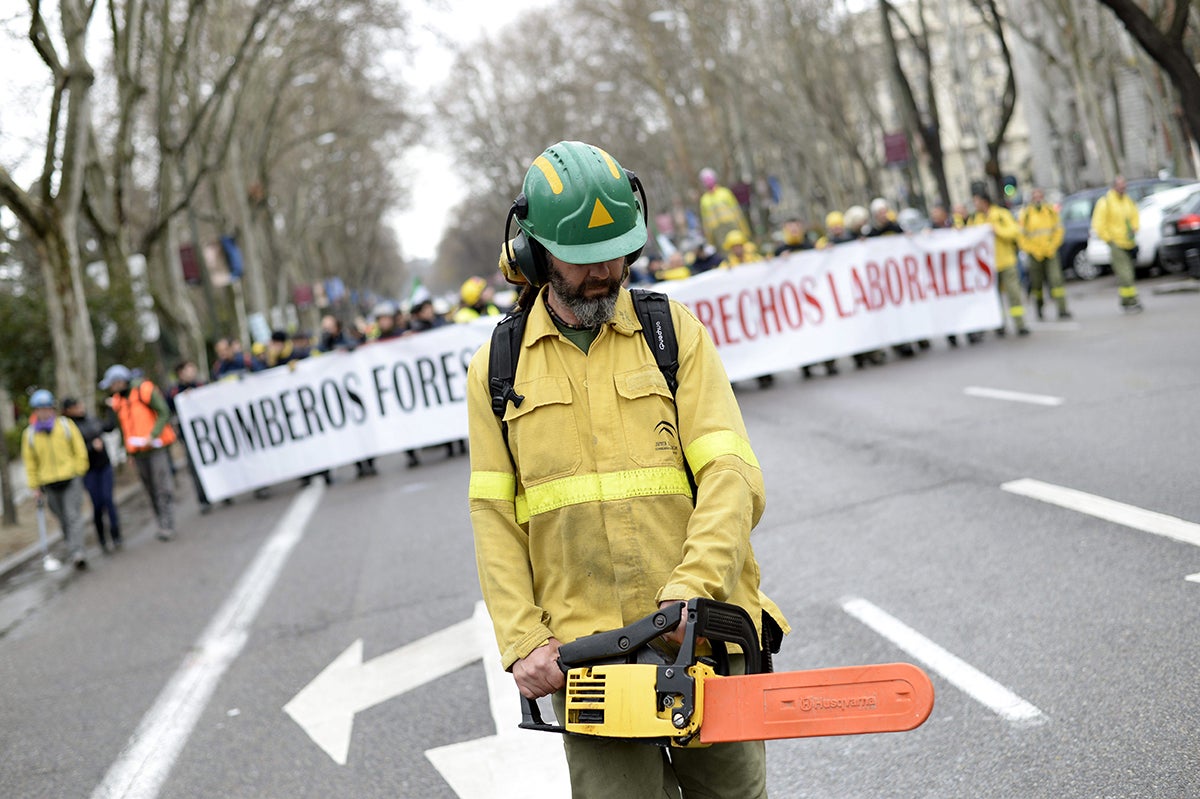 Los bomberos forestales de la Comunitat, en huelga por una firma de la ministra de Hacienda Los bomberos forestales de la Comunitat, en huelga por una firma de la ministra de Hacienda
