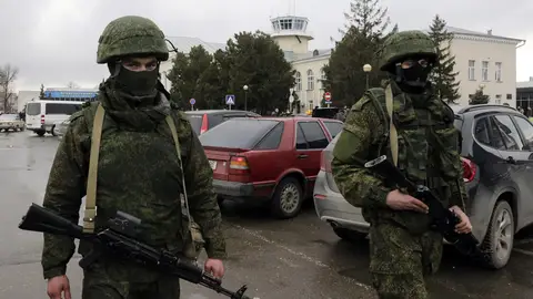 Hombres sin identificar vestidos de militares en Crimea Hombres sin identificar vestidos de militares en Crimea