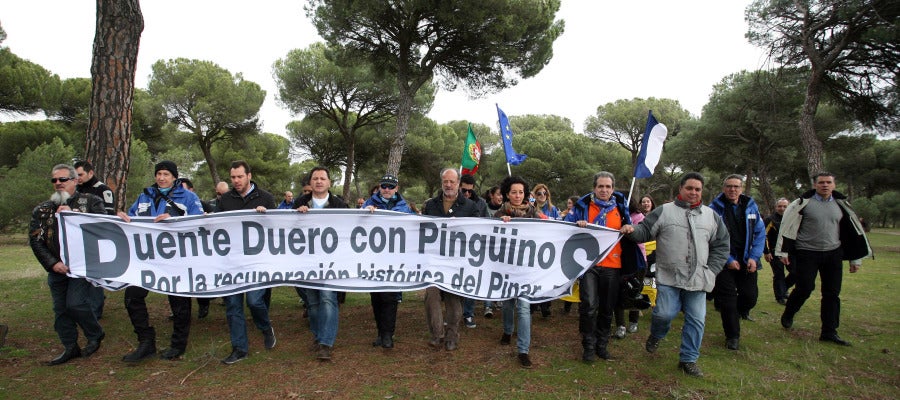 Manifestación por la continuidad de Pingüinos en Puente Duero en la que participa el alcalde de Valladolid, Javier León de la Riva Manifestación por la continuidad de Pingüinos en Puente Duero en la que participa el alcalde de Valladolid, Javier León de la Riva