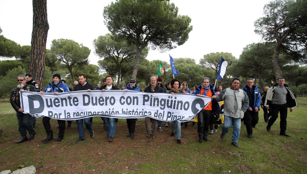 Manifestación por la continuidad de Pingüinos en Puente Duero en la que participa el alcalde de Valladolid, Javier León de la Riva