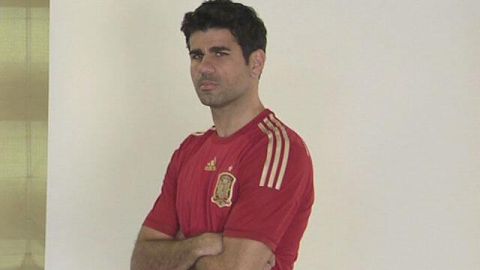 Diego Costa ya luce la camiseta de la selecci&oacute;n espa&ntilde;ola