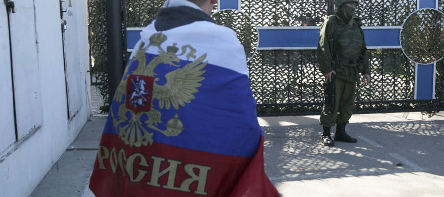 Un hombre con bandera rusa en la base de la Fuerza Naval ucraniana de Sebastopol Un hombre con bandera rusa en la base de la Fuerza Naval ucraniana de Sebastopol