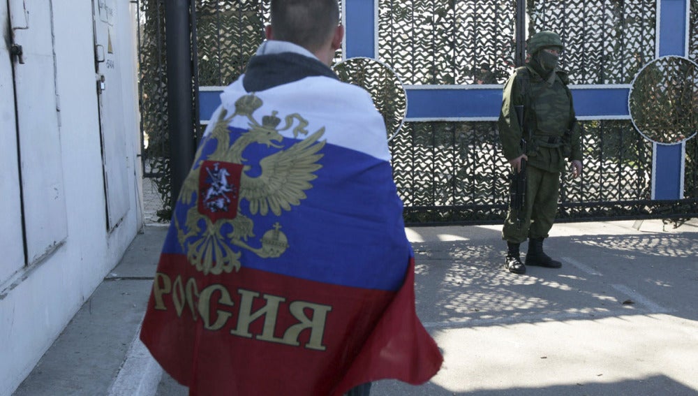 Un hombre con bandera rusa en la base de la Fuerza Naval ucraniana de Sebastopol