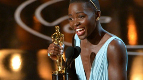 Lupita Nyong'o recoge su Oscar 2014