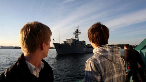 Personas observan la nave rusa 'Turbinist' patrullando