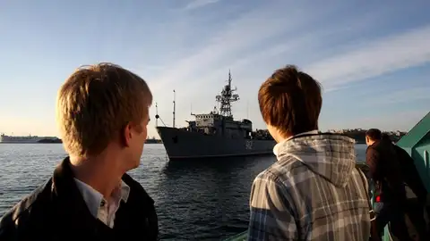 Personas observan la nave rusa 'Turbinist' patrullando Personas observan la nave rusa 'Turbinist' patrullando