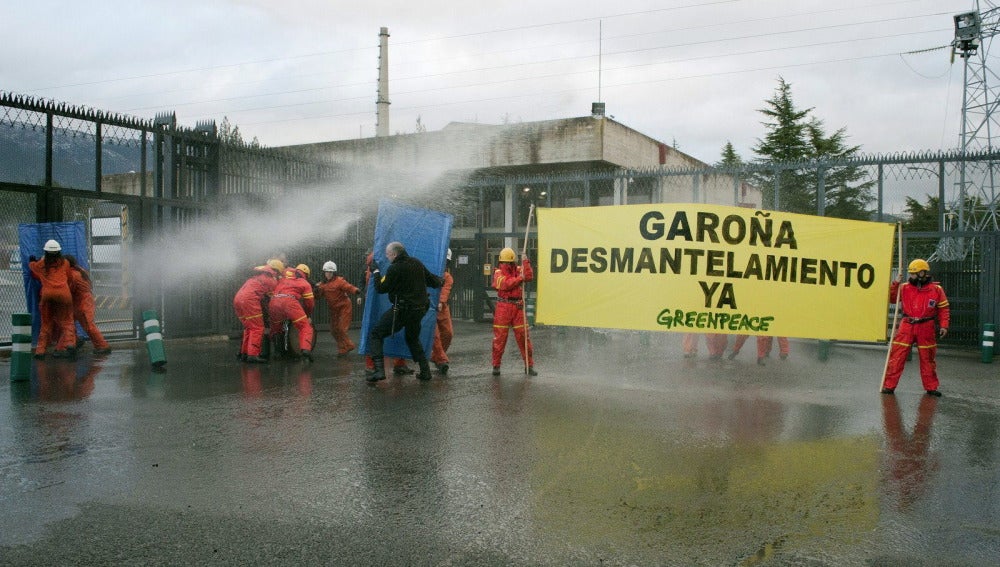 Greenpeace se despliega en Garoña para exigir el desmantelamiento de la central nuclear.