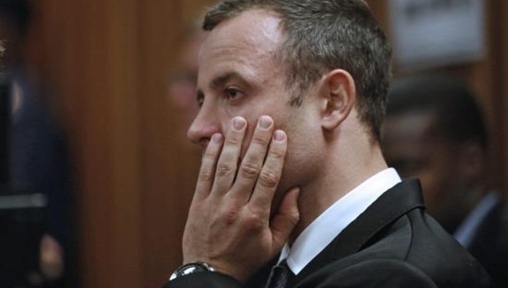  El atleta paralímpico Oscar Pistorius asiste a su juicio en Pretoria, Sudáfrica.