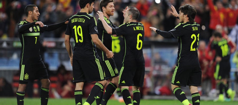 Diego Costa celebra la victoria junto a Xabi Alonso, Iniesta, Silva y Thiago Diego Costa celebra la victoria junto a Xabi Alonso, Iniesta, Silva y Thiago