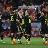 Diego Costa celebra la victoria junto a Xabi Alonso, Iniesta, Silva y Thiago