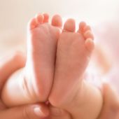 En la imagen, los pies de un recién nacido (Archivo)