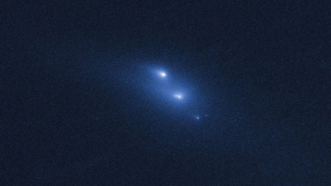 Imagen del asteroide desintegr&aacute;ndose captada por el Hubble