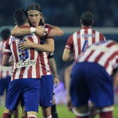 Filipe Luis abraza a David Villa