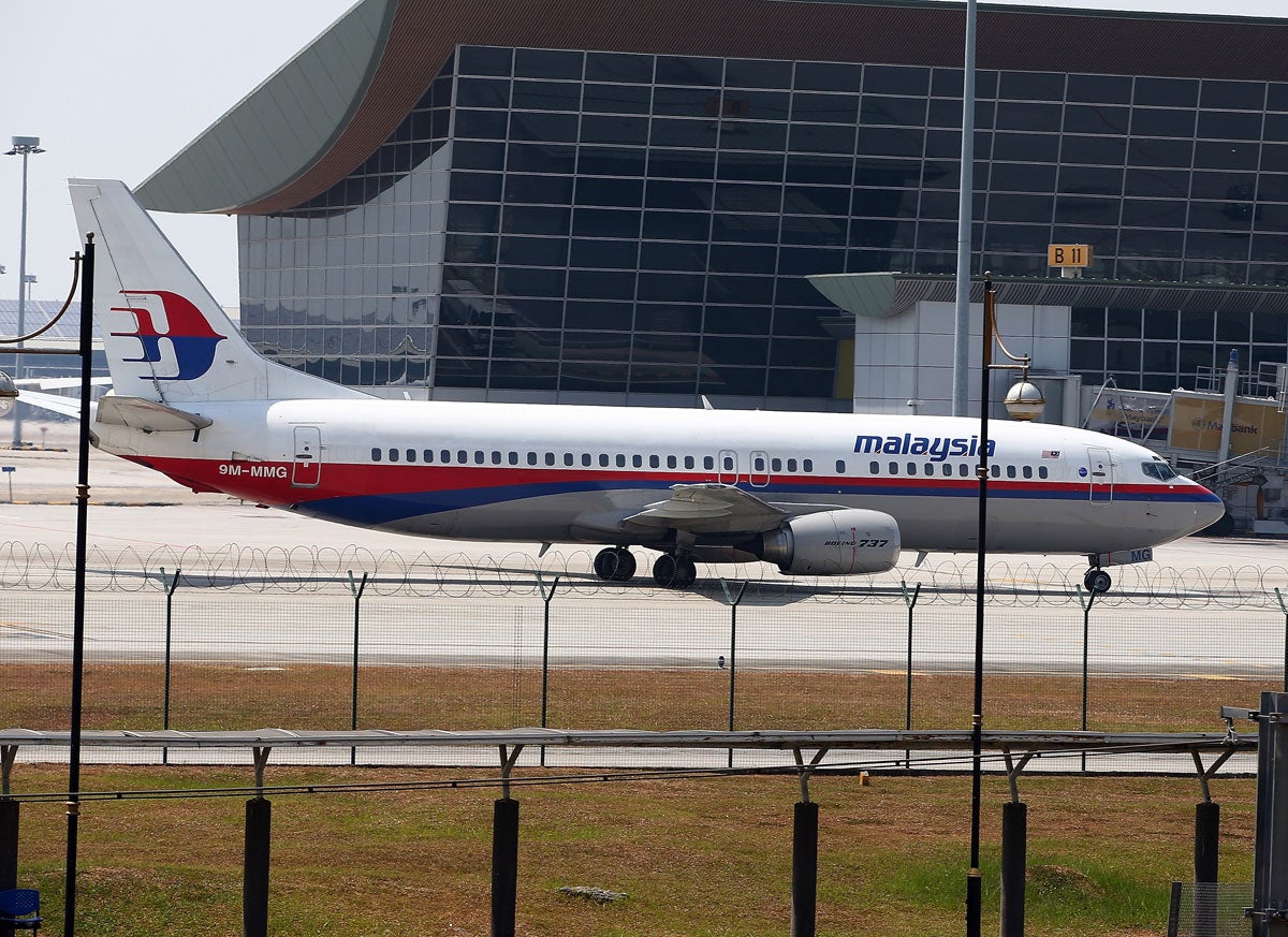 Malasia afirma que los restos encontrados son "probablemente" de un avión similar al desaparecido Malasia afirma que los restos encontrados son "probablemente" de un avión similar al desaparecido