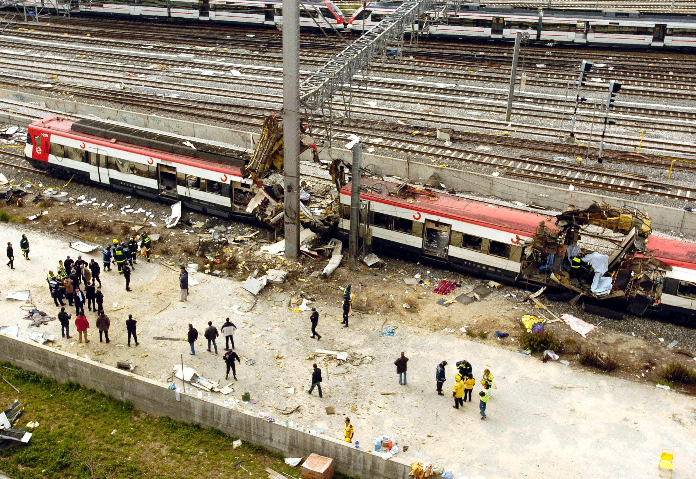 'Me asomé a la ventana y vi el tren reventado por la mitad y un silencio absoluto' 'Me asomé a la ventana y vi el tren reventado por la mitad y un silencio absoluto'