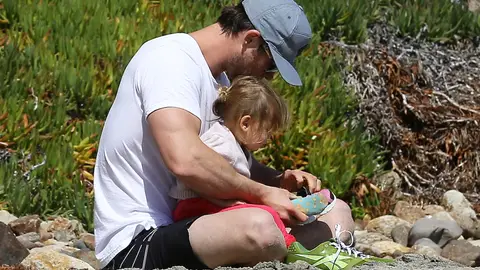 Padre e hija juegan con la arena Padre e hija juegan con la arena