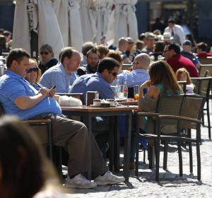 Soleada mañana en la capital en una de las terrazas de la Plaza Mayor madrileña Soleada mañana en la capital en una de las terrazas de la Plaza Mayor madrileña