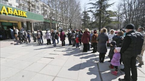 Crimea abre los colegios electorales para celebrar refer&eacute;ndum separatista