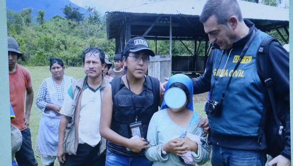 Llega a Madrid la niña de nueve años secuestrada en Bolivia