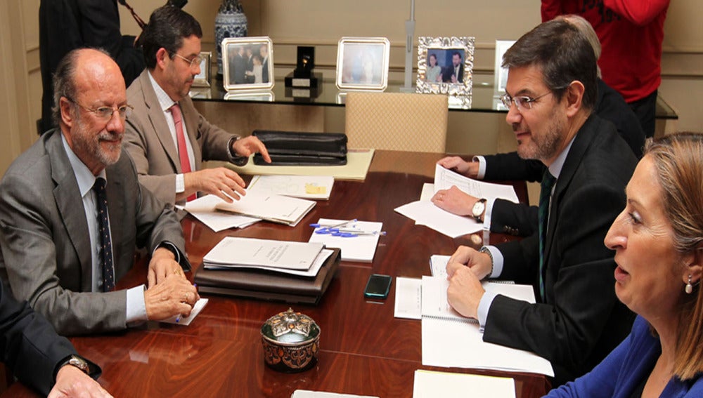 El alcalde de Valladolid, Javier León de la Riva, mantienen una reunión con la ministra de Fomento, Ana Pastor.