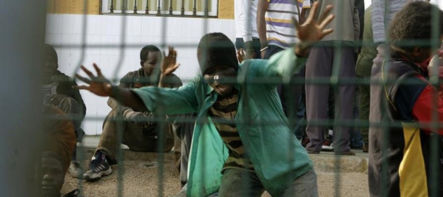 Unos 500 inmigrantes entran en Melilla en un nuevo asalto a la valla Unos 500 inmigrantes entran en Melilla en un nuevo asalto a la valla
