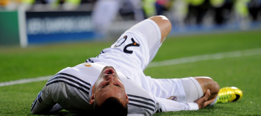 Jesé se duele sobre el césped del Bernabéu Jesé se duele sobre el césped del Bernabéu