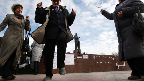Dos personas afines a Mosc&uacute; bailan en la plaza de Lenin