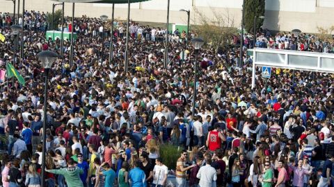 Unos 19.000 j&oacute;venes celebran la Fiesta de la Primavera con un macrobotell&oacute;n