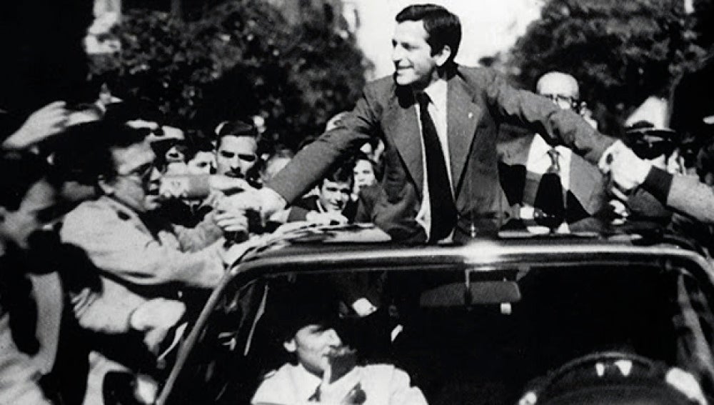 Adolfo Suárez, vitoreado tras su victoria en las elecciones de 1979