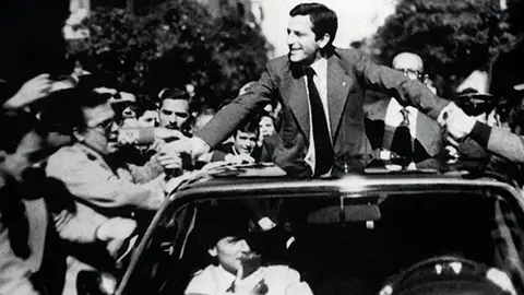 Adolfo Suárez, vitoreado tras su victoria en las elecciones de 1979 Adolfo Suárez, vitoreado tras su victoria en las elecciones de 1979